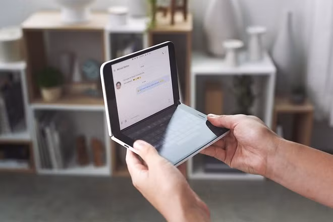 Microsoft đã từng gây bất ngờ cho giới công nghệ vào năm 2019 khi ra mắt mẫu di động màn hình gập Surface Duo. Sản phẩm được tạo thành từ hai phần màn hình kết nối với nhau thông qua một bản lề ở giữa và có thể gập 360 độ. Hai màn hình trên Surface Duo có thể hoạt động độc lập với các ứng dụng khác nhau.