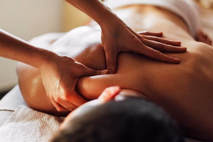 Kỹ năng massage quá tốt, bé gái gặp thảm kịch Ky nang massage qua tot, be gai gap tham kich