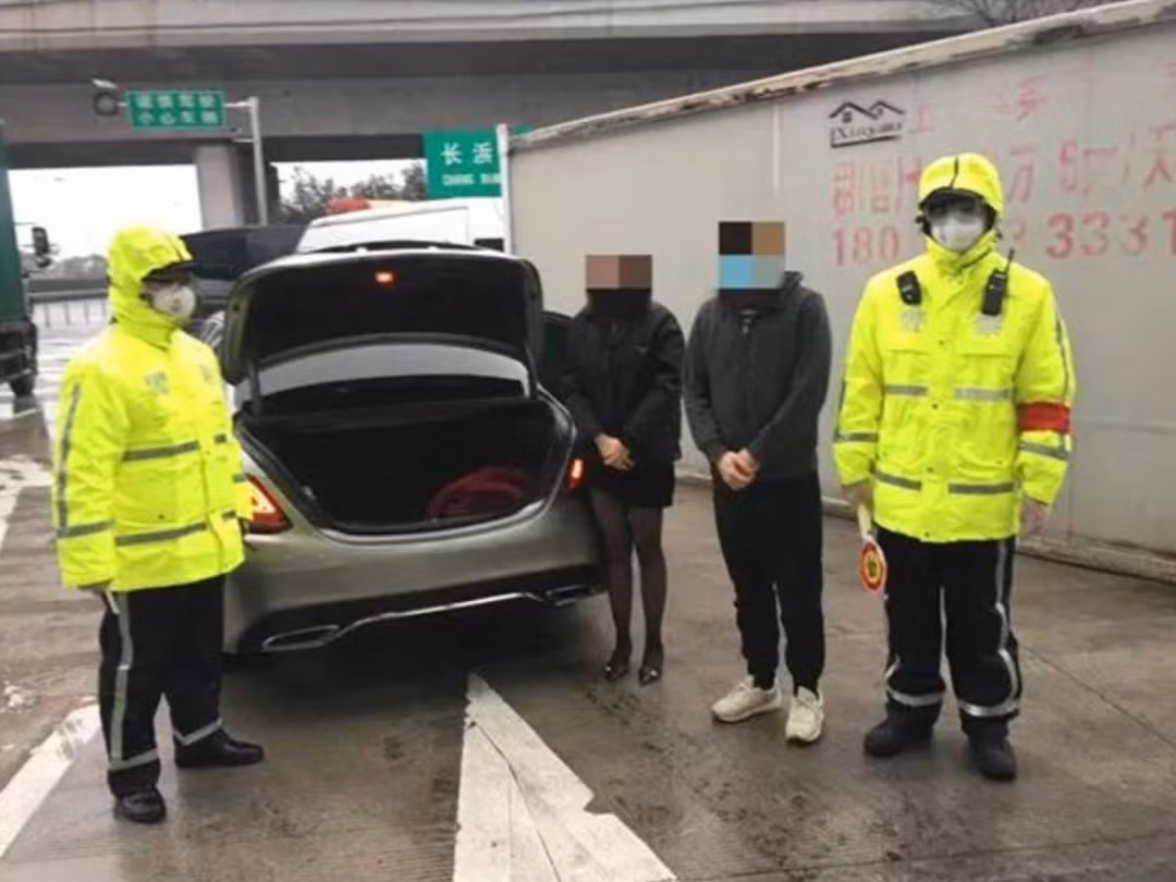 So phai cach ly, co gai tron trong cop xe cua ban va cai ket 