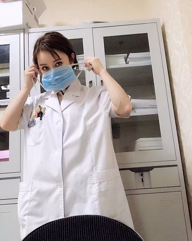 Mới đây, nữ bác sĩ họ Viên tiếp tục gây chú ý khi đăng tải những hình ảnh và dòng trạng thái thể hiện quyết tâm, sẵn sàng chiến đấu với dịch bệnh viêm phổi cấp do virus corona gây ra.
