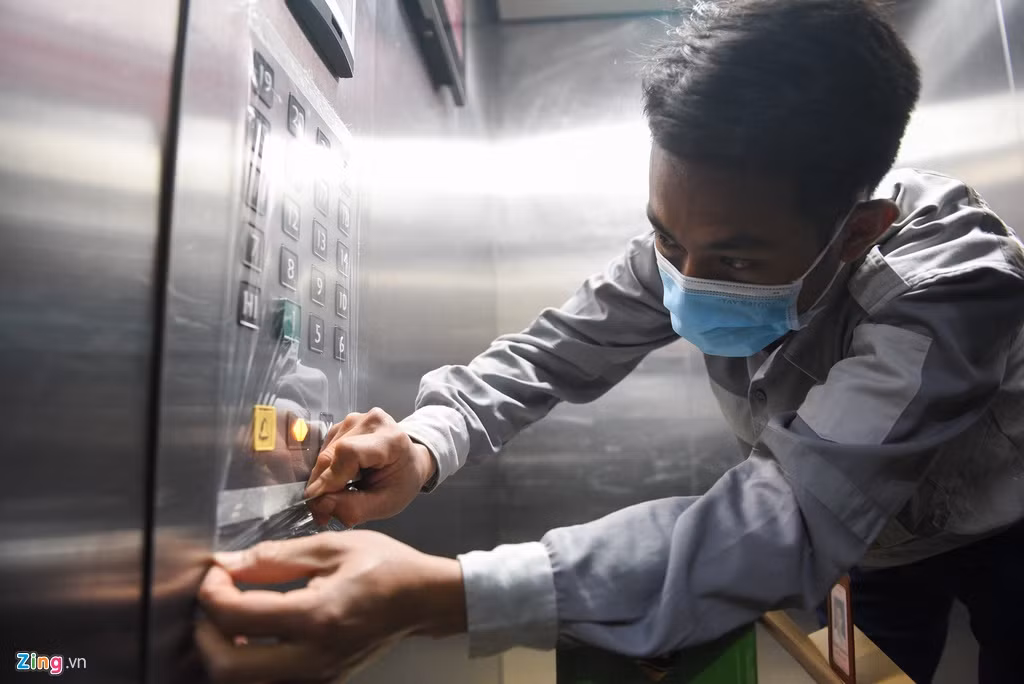 Muôn kiểu ấn nút thang máy độc đáo trong mùa dịch Covid-19 Muon kieu an nut thang may doc dao trong mua dich Covid-19