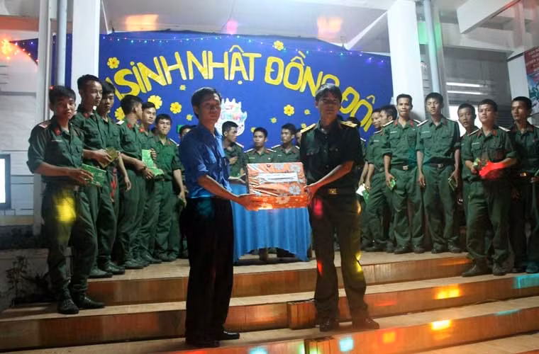 Đêm sinh nhật đồng đội còn có sự tham gia đông đảo của cán bộ đoàn Tỉnh đội, của đoàn phường Vĩnh Nguyên và nhiều phụ huynh của các chiến sĩ mới tới dự. Ông Nguyễn Văn Quân, là cha của chiến sĩ Nguyễn Thành Vương xúc động chia sẻ: “Con trai tôi vừa tốt nghiệp cao đẳng y tế, nhưng xung phong vào bộ đội, hôm nay chứng kiến đêm sinh nhật đồng đội tại đơn vị, tôi vô cùng cảm động. Qua đây càng củng cố vững chắc niềm tin vào môi trường giáo dục, huấn luyện của quân đội, gia đình sẽ luôn động viên Nguyễn Thành Vương phấn đấu không ngừng, hoàn thành tốt nhiệm vụ trong thời gian quân ngũ”.