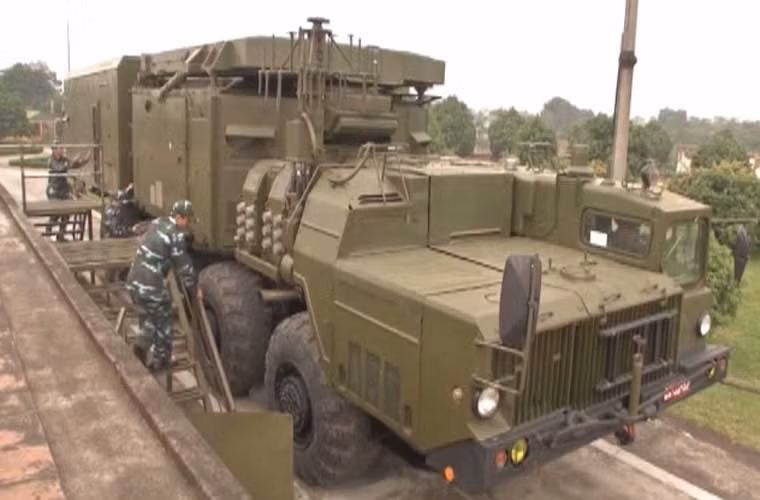 Trong ảnh, đài radar điều khiển hỏa lực 30N6E – “trái tim” hệ thống tên lửa S-300PMU1 tới vị trí triển khai chiến đấu.