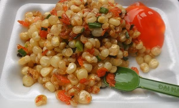 Hồ Con Rùa - Quận 3: Đây là địa điểm tập trung nhiều nhất các món ăn vặt với thể loại phong phú từ hồ lô, xiên que, bắp xào, bánh tráng nướng, trà sữa chân trâu... 