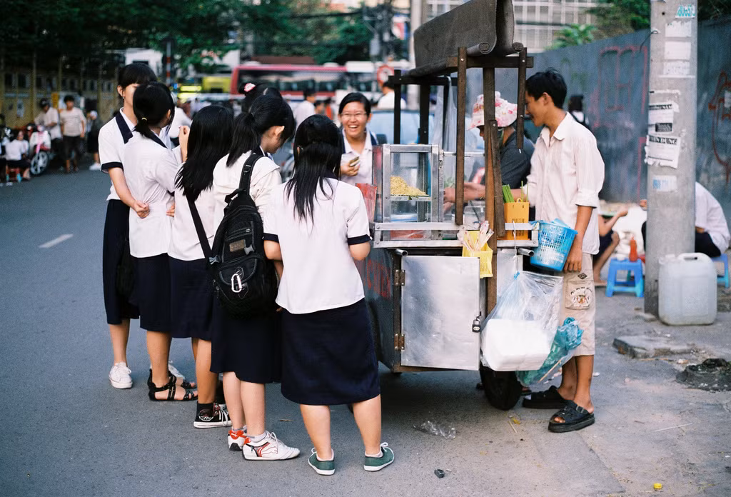 Cổng sau trường Marie Curie: Nằm ở đoạn giao giữa Nam Kỳ Khởi Nghĩa và Ngô Thời Nhiệm, cổng sau trường Marie Curie tập trung nhiều món ăn vặt được các bạn học sinh yêu thích như trà sữa, nui xào, súp cua, thịt xiên nướng... 