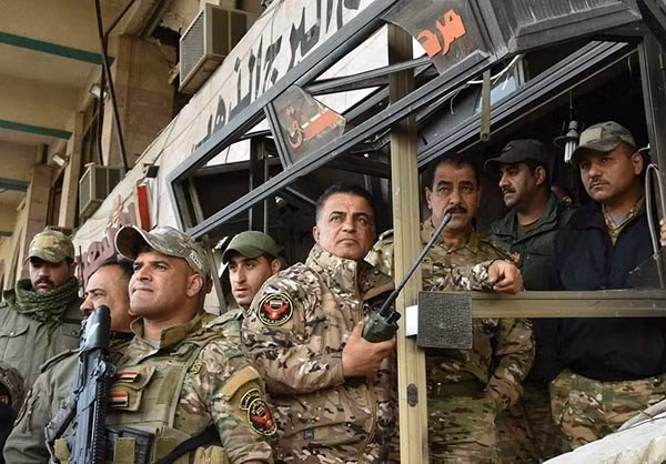 Các chỉ huy chiến trường Iraq đang quan sát mọi động tĩnh trong một cuộc giao tranh đường phố với phiến quân IS ở khu vực thành cổ và quan nhà thờ Hồi giáo al-Nuri để cắt đứt tuyến đường chi viện của chúng. Ảnh FNA