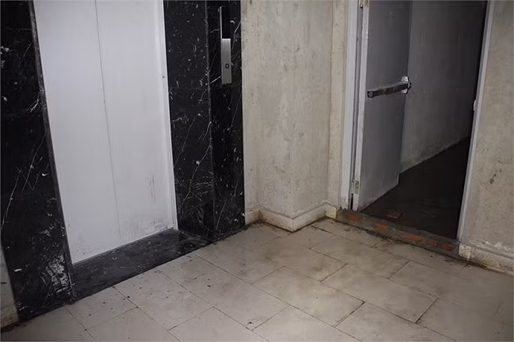 Tuy nhiên, chuyển về sinh sống chưa đầy 1 năm, nhiều khách hàng đã phải ngán ngẩm vì chất lượng công trình xuống cấp nghiêm trọng, trong khi chủ đầu tư vi phạm nhiều điều khoản trong hợp đồng.