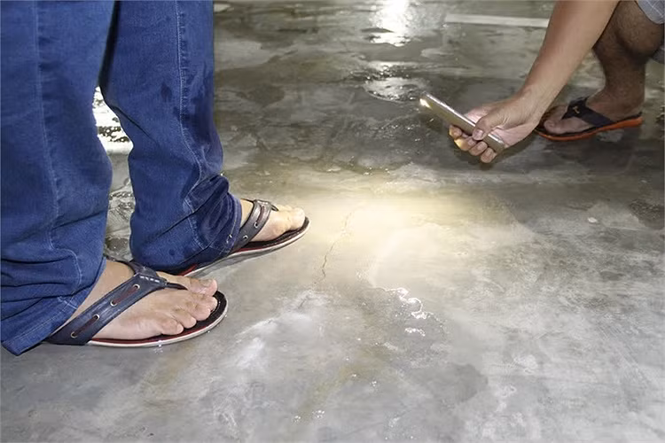 Sàn hầm B3 (dưới nhất) bị nứt, nước từ dưới rỉ lên thành nhiều vũng trong hầm.