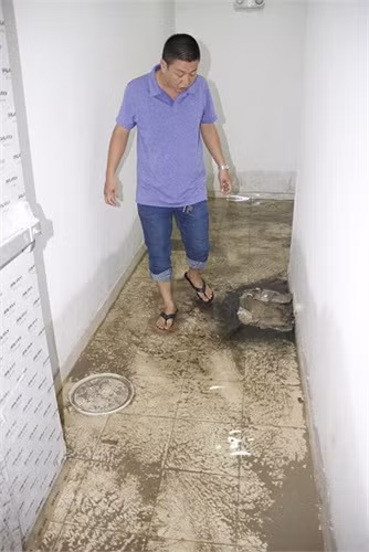 "Tòa nhà được quảng cáo là chung cư cao cấp nhưng chủ đầu tư đã sử dụng nhiều loại vật liệu kém chất lượng để làm ban công, cửa sổ, kính bao che chịu lực, cửa ra vào căn hộ, trần thạch cao, sự xuống cấp thể hiện rõ sau trận giông lốc hồi giữa tháng 6 vừa qua", anh Trần Hải, chủ căn hộ 1803A bức xúc nói.