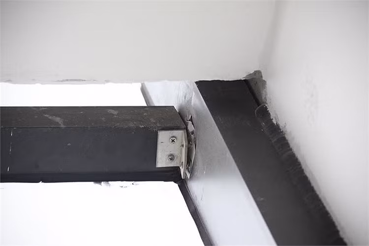Vít bắt giữ tấm kính nặng trên tòa nhà bị bung do thi công ẩu
