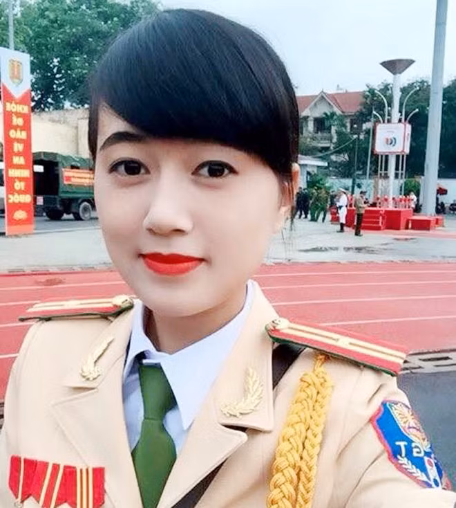 Nét đẹp của Nguyệt Hằng được so sánh với Phạm Trúc Sơn Quỳnh khi cả hai cùng bất ngờ nổi tiếng nhờ dẫn đầu đoàn diễu binh. Trang cá nhân với những hình ảnh đời thường của 9X nhanh chóng được dân mạng tìm ra.