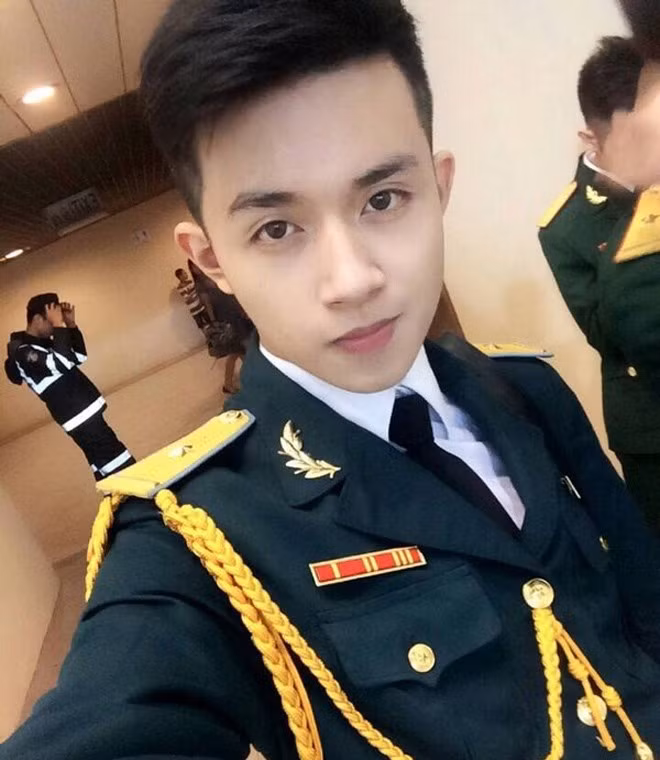 Một hình ảnh khác về anh chàng điển trai mặc quân phục cũng nhận được sự quan tâm không kém của dân mạng. Đó là Hoàng Văn Trần Bảo (sinh năm 1996, tại TP Vinh, Nghệ An). Nam sinh hiện theo học năm thứ 2, hệ Trung cấp Thanh nhạc, Đại học Văn hóa Nghệ thuật Quân đội Hà Nội.