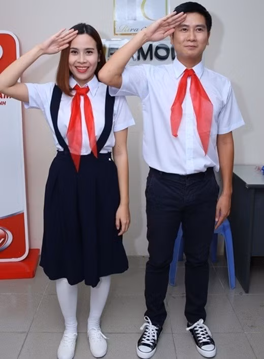 Không kém cạnh Lam Trường, Cẩm Ly, hai vợ chồng Lưu Hương Giang - Hồ Hoài Anh tạo dáng nhắng nhít, vui nhộn khi diện trang phục học sinh. Để sát với hình tượng nữ sinh duyên dáng, giọng ca sinh năm 1983 còn đi giày bata và để kiểu tóc đơn giản nhất.