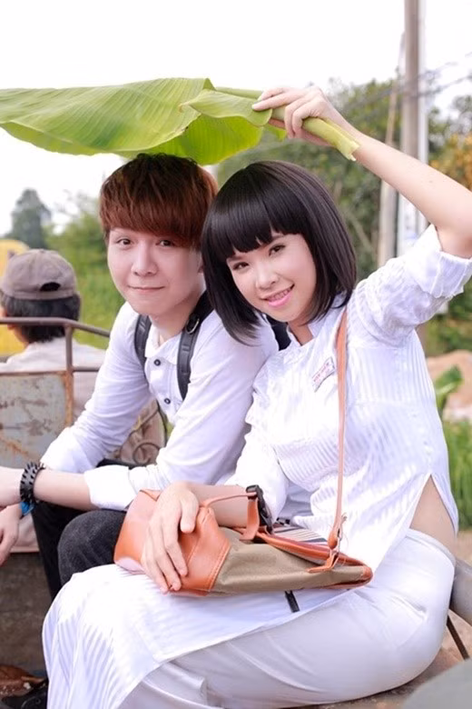 Trong MV Gửi cho anh, Khởi My – Kelvin Khánh vào vai cô cậu học trò trong sáng, tinh nghịch. Nữ ca sĩ trở về với hình ảnh ngây ngô thời đi học khi để kiểu tóc ngắn và diện áo dài trắng .Ảnh: Zing