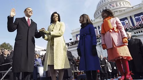 Sasha và Malia (từ phải sang) đừng bên cạnh ông Obama khi ông tuyên thệ (2009).
