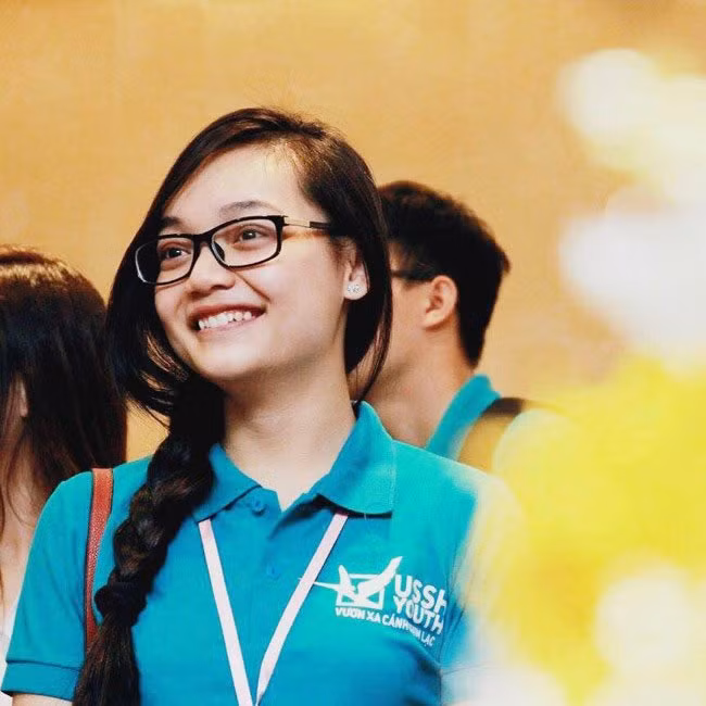 Cô nàng từng tham gia cuộc thi Nữ sinh thanh lịch Đại học Quốc gia Hà Nội.