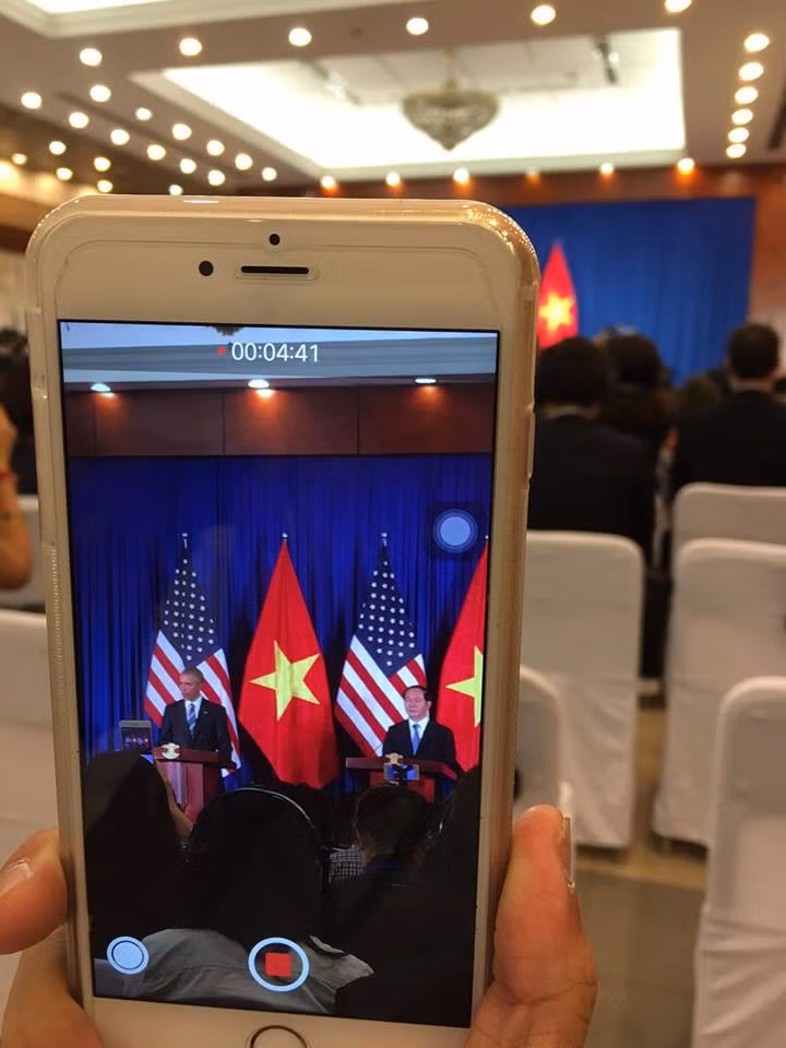 Đức Nam liên tục cập nhật những hình ảnh, video về buổi lễ tiếp đón ông Obama sáng nay.