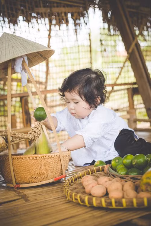 Chị Như (mẹ của bé Mimi) cho hay, bộ ảnh được thực hiện cách đây 3 tuần tại một vườn rau rộng ở quận 2, TP.HCM.