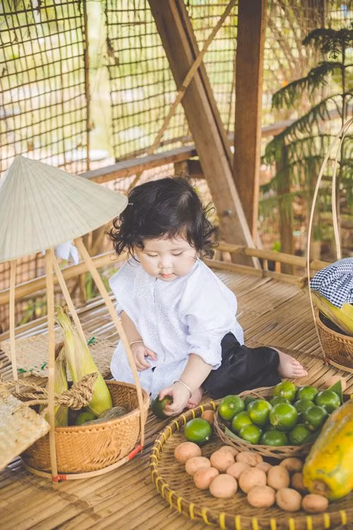 Gia đình chị thuê một khu đất ở đây để trồng rau sạch và nhân đó cùng con gái thực hiện bộ ảnh nông dân ngộ nghĩnh này.