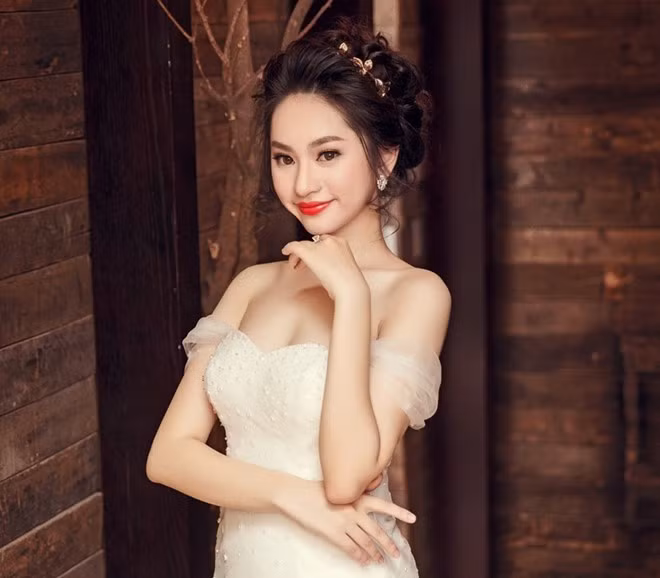 Trần Thị Thu Phương cao 1,63 m sở hữu nét đẹp đậm chất Á đông. Cô đang là sinh viên lớp K53-CLC3. Niềm đam mê của Thu Phương là nấu ăn, đọc sách và chăm sóc thú cưng.