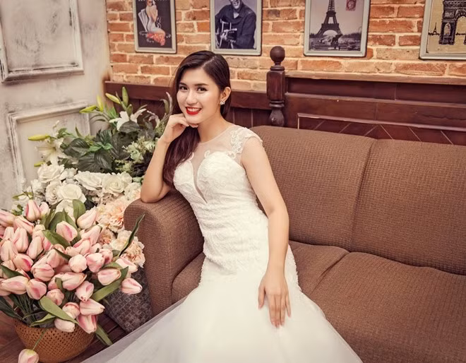Gương mặt tiếp theo góp mặt trong đêm chung kết Duyên dáng Ngoại thương 2016 là Trương Thị Tường Vy, lớp K53E. Nữ sinh cao 1,65 m có sở thích nhảy, múa, đọc sách, viết lách.