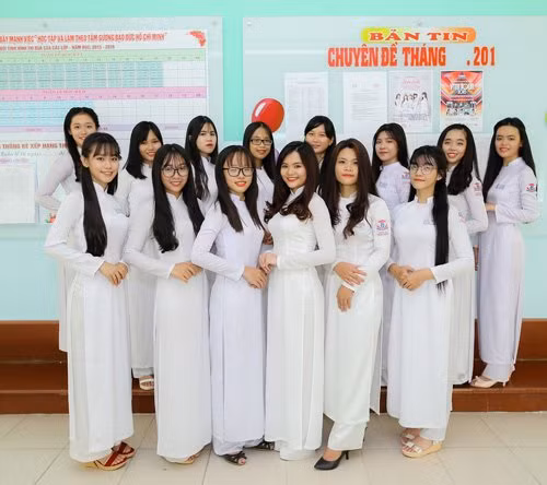 Đặc biệt, nữ sinh năm nay đoạt giải nhất cuộc thi thì toàn bộ nữ sinh và cô giáo của ngôi trường đó sẽ được tặng một bộ áo dài đồng phục trong năm học 2016-2017.
