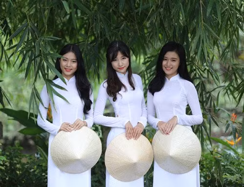 Tham gia cuộc thi, các nữ sinh xinh đẹp sẽ được trải nghiệm những phần thi hấp dẫn, bổ ích.