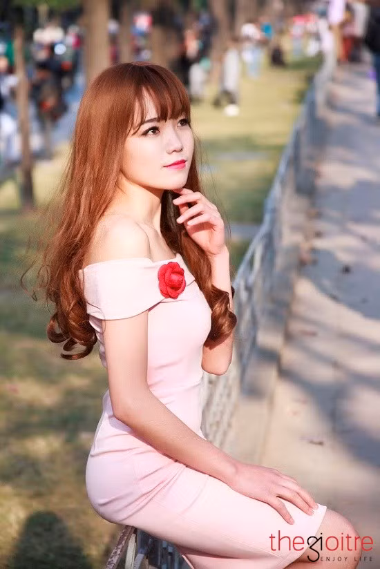 Sở hữu khuôn mặt xinh xắn, cô mau chóng trở thành gương mặt mẫu ảnh được yêu thích tại Thủ đô.