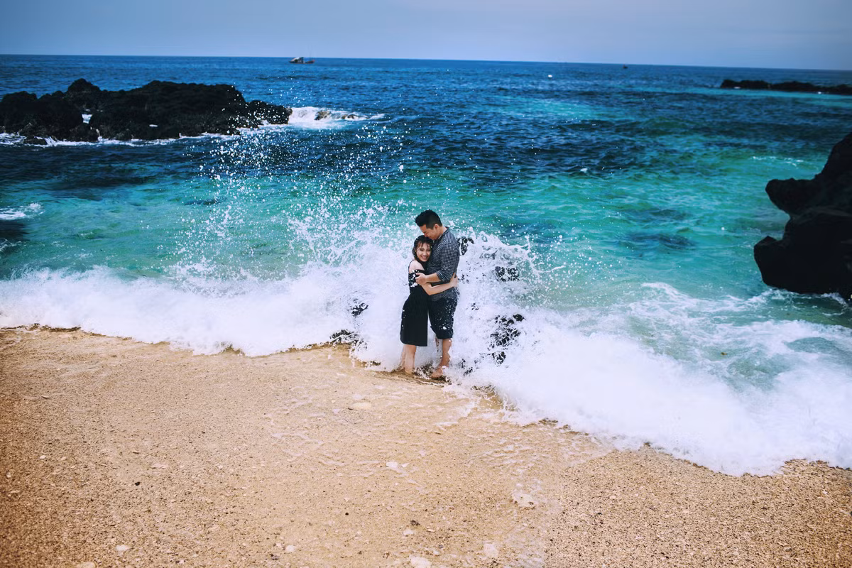 “Ngoài khung cảnh tuyệt vời của biển đảo thì sự trù phú của thiên nhiên nơi đây, ví dụ như “đặc sản” cánh đồng hoa hành hoa tỏi chẳng hạn, cũng hoàn toàn có thể trở thành một bối cảnh độc đáo cho ảnh cưới”.