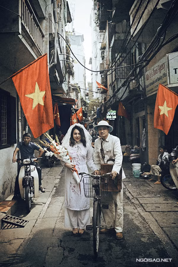 Lệ Huyền mặc trang phục áo dài xưa, ôm trên tay bó hoa lay ơn đặc trưng của những đám cưới từ thế kỷ trước.