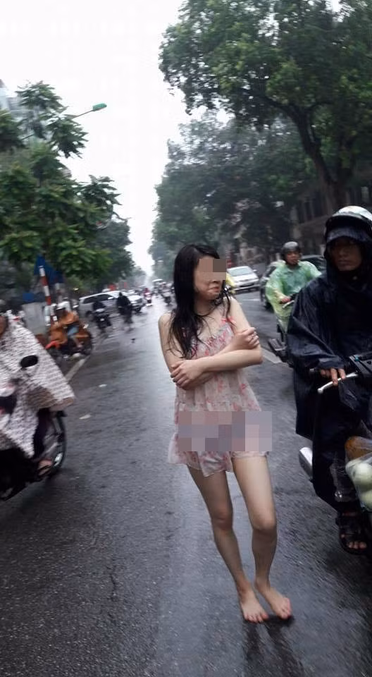 Một điều lạ là khi biết mình bị chụp ảnh, ghi hình, cô gái kỳ lạ này còn tươi cười, thậm chí còn tạo dáng, làm duyên trước ống kính. Cô gái có làn da trắng, khuôn mặt khá xinh xắn và kiểu tóc đơn giản, gọn gàng... càng khiến người đi đường tò mò về nguyên nhân của những hành động khó hiểu.