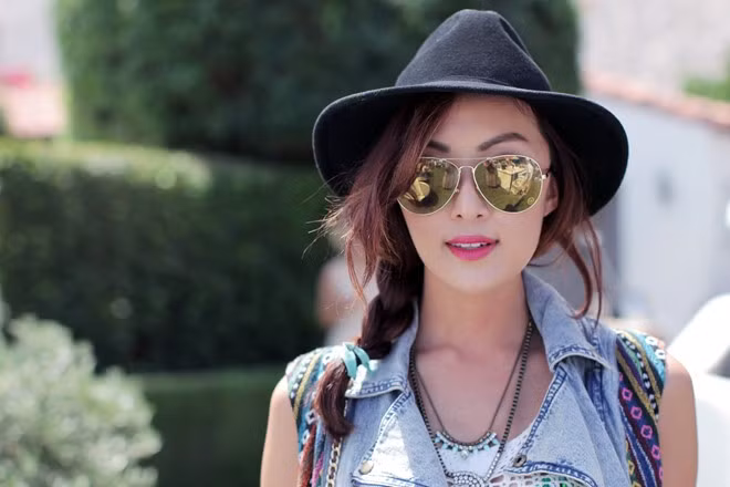 14. Chriselle Lim (The Chriselle Factor) là một trong những YouTuber nổi tiếng, chuyên đăng tải video gợi ý mix đồ và cập nhật xu hướng thời trang mới. Cô mang hai dòng máu Hàn - Mỹ, thường hợp tác với các thương hiệu thời trang lớn như Coach, Banana Republic. Nữ blogger xinh đẹp hiện có hơn 581.000 lượt đăng ký theo dõi trên YouTube và hơn 638.000 fan tại Instagram.