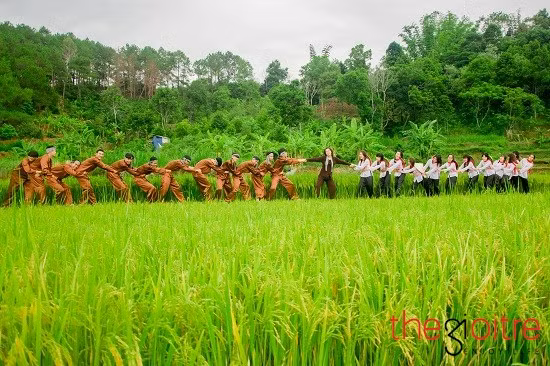 Trò chơi kéo co được các "bác nông dân" đưa vào một cách sinh động.