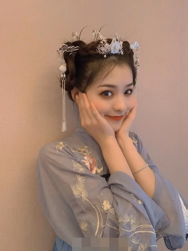 Cụ thể, trong một lần khi người đẹp đang livestream, người hâm mộ tặng cho cô 6.000 NDT (tương đương 21 triệu đồng). Thay vì nói lời cảm ơn, Lưu Tư Dao lại thốt lên: "Chỉ có vậy thôi à?".