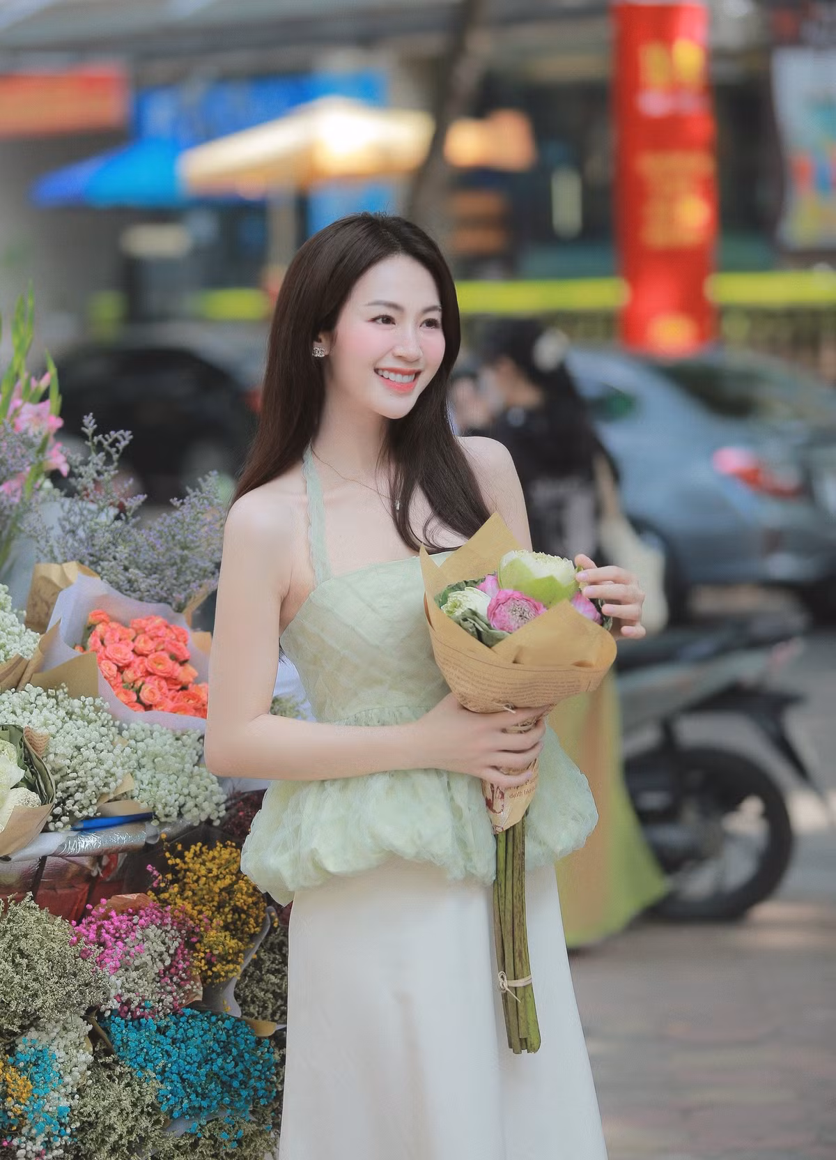Nhờ sở hữu chiều cao 1m7, làn da trắng sáng và gương mặt xinh như thiên thần nên hot girl này thu hút lượng theo dõi lớn.