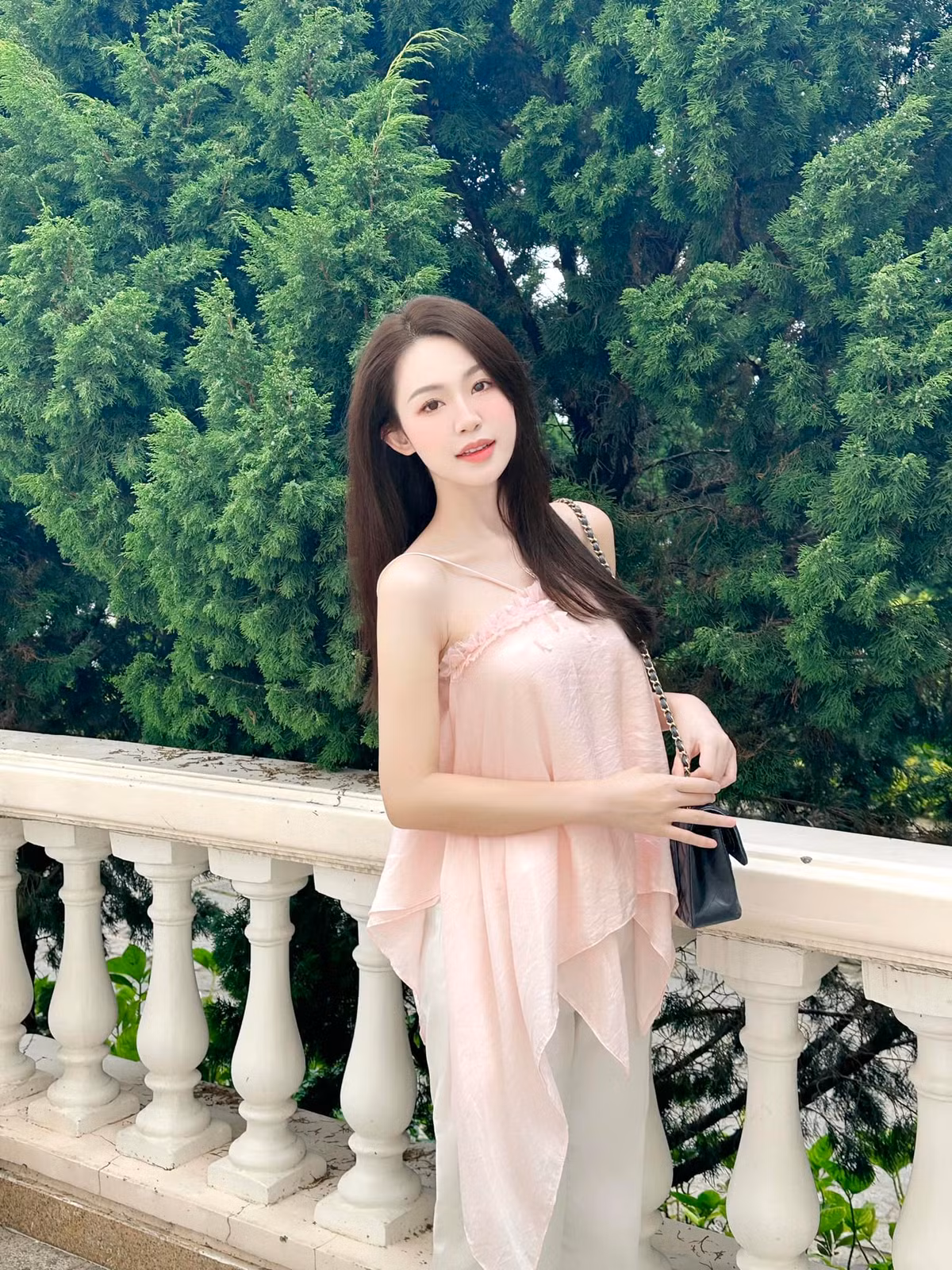 Minh Anh hiện là sinh viên Đại học Kinh tế- Luật (thuộc Đại học quốc gia Tp.HCM). 12 năm là học sinh khá, giỏi, cô nàng tự tin giao tiếp thành thạo tiếng Anh và tiếng Pháp.