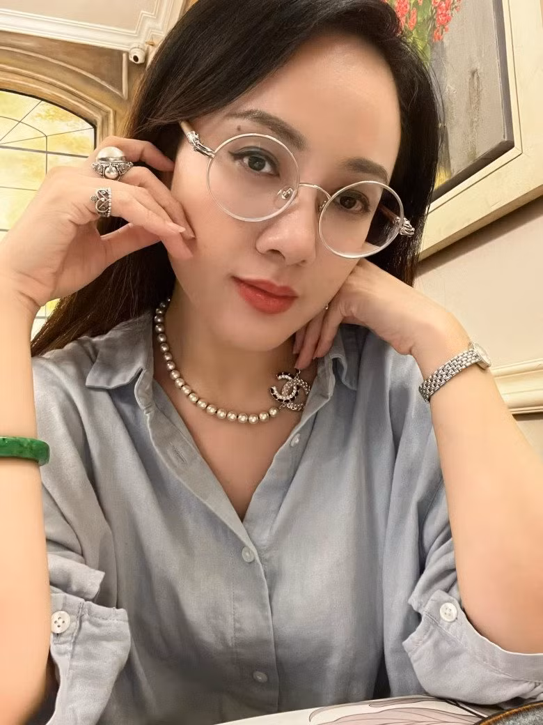 Dù không quá ồn ào nhưng những tín đồ sành hàng hiệu sẽ biết được Hoài Anh là một yêu nữ hàng hiệu đúng mực, không kém cạnh bất kỳ ngôi sao nào trong showbiz.