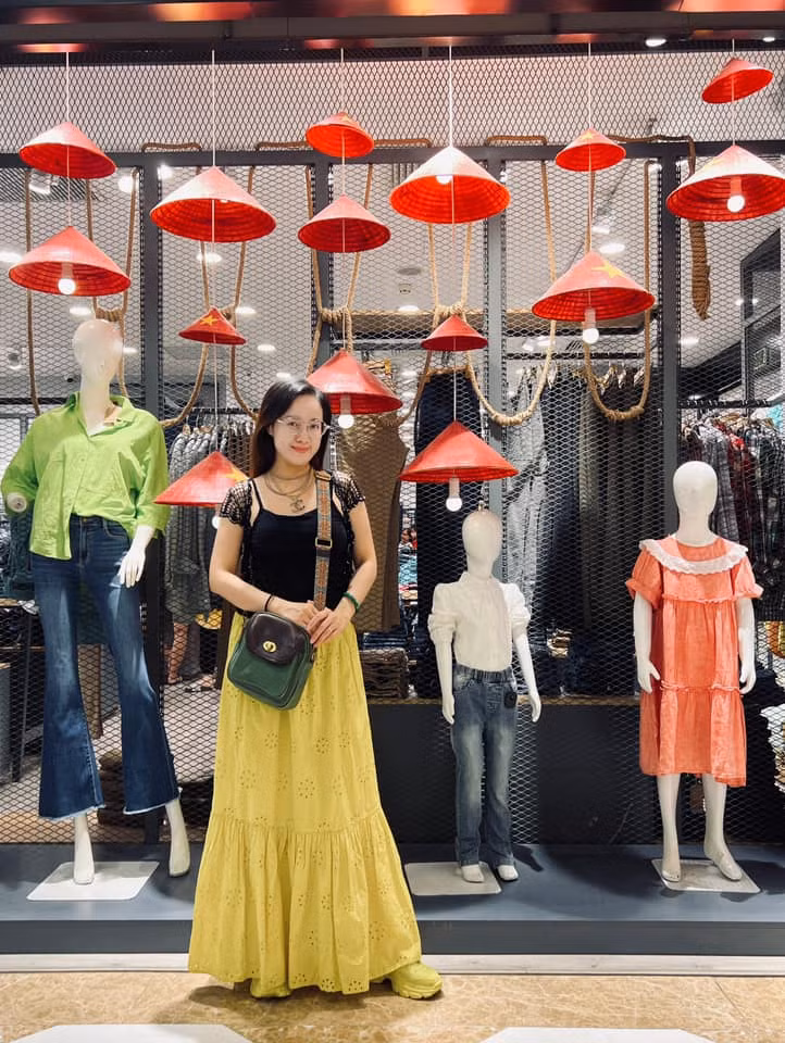 Hoài Anh được biết đến là nữ MC có phong cách thời trang hiện đại, năng động và phóng khoáng hơn nhiều so với độ tuổi.