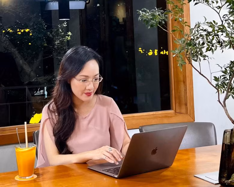 Hoài Anh rất biết cách tiết chế và điều khiển phong cách thời trang của cô cho phù hợp với hoàn cảnh và nơi chốn mà cô đến.