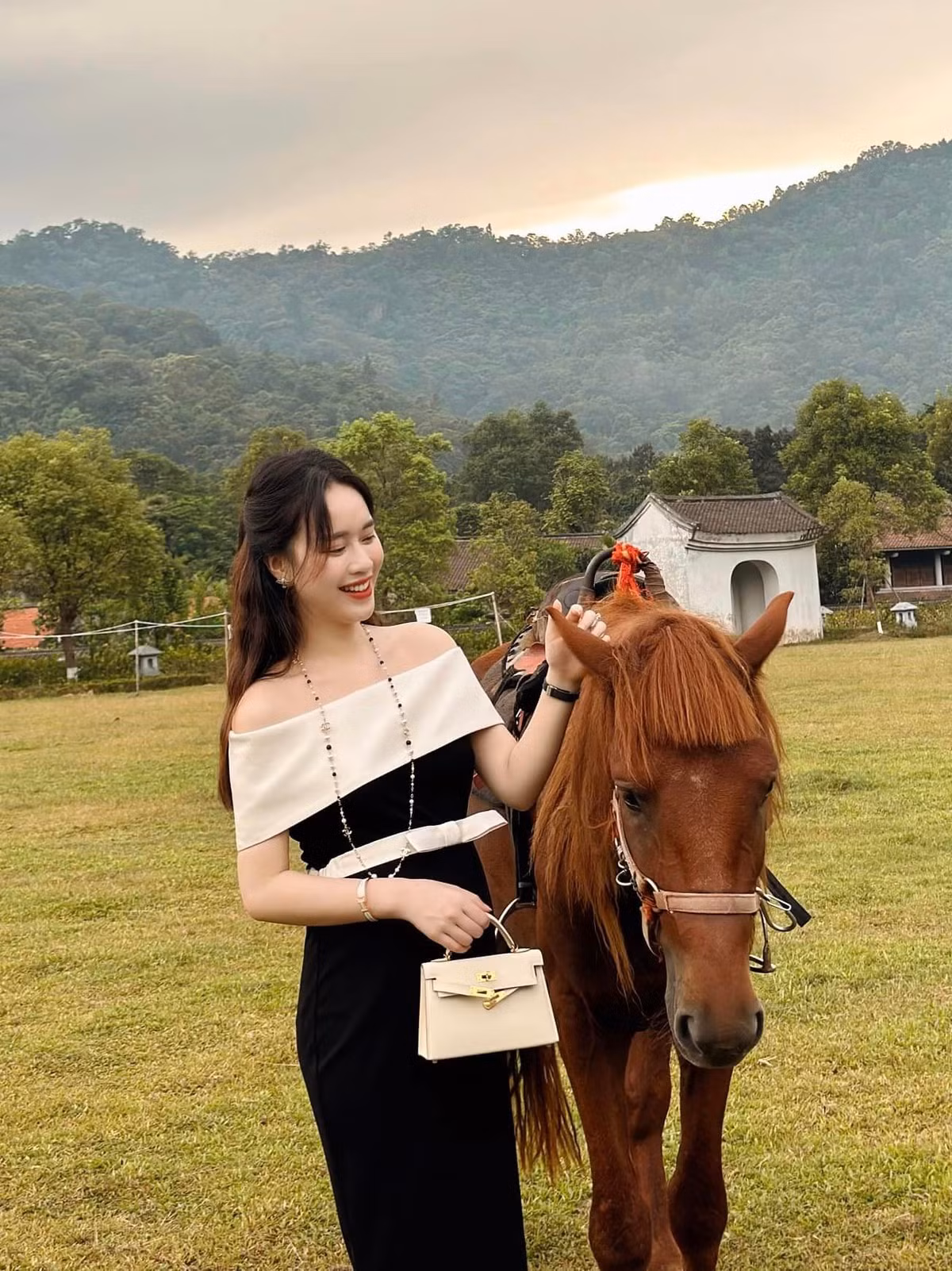 Ngô Mai Phương là nữ MC xinh đẹp, được khán giả biết đến qua các chương trình của VTV như Bữa trưa vui vẻ, Ngày xưa chill phết,... và phim truyền hình giờ vàng Đừng làm mẹ cáu.