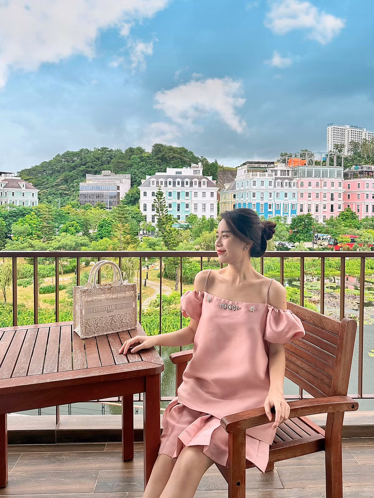 Là một người dẫn chương trình, Ngô Mai Phương rất chú trọng tới ngoại hình. Không chỉ có gương mặt xinh đẹp, cô còn sở hữu thân hình thon gọn và săn chắc.