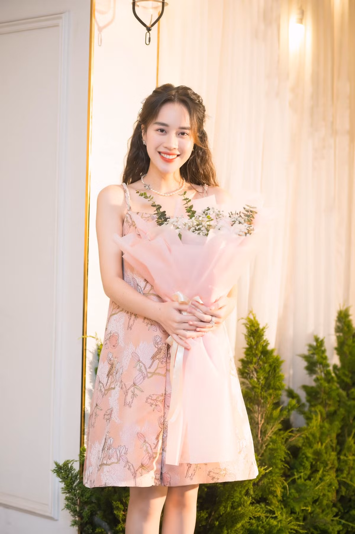 Vì nữ MC thích màu hồng nên chồng đã chu đáo trang trí và chuẩn bị mọi thứ theo tone hồng cực xinh. Riêng background chụp ảnh được làm hoàn toàn bằng hoàn toàn bằng hoa tươi.