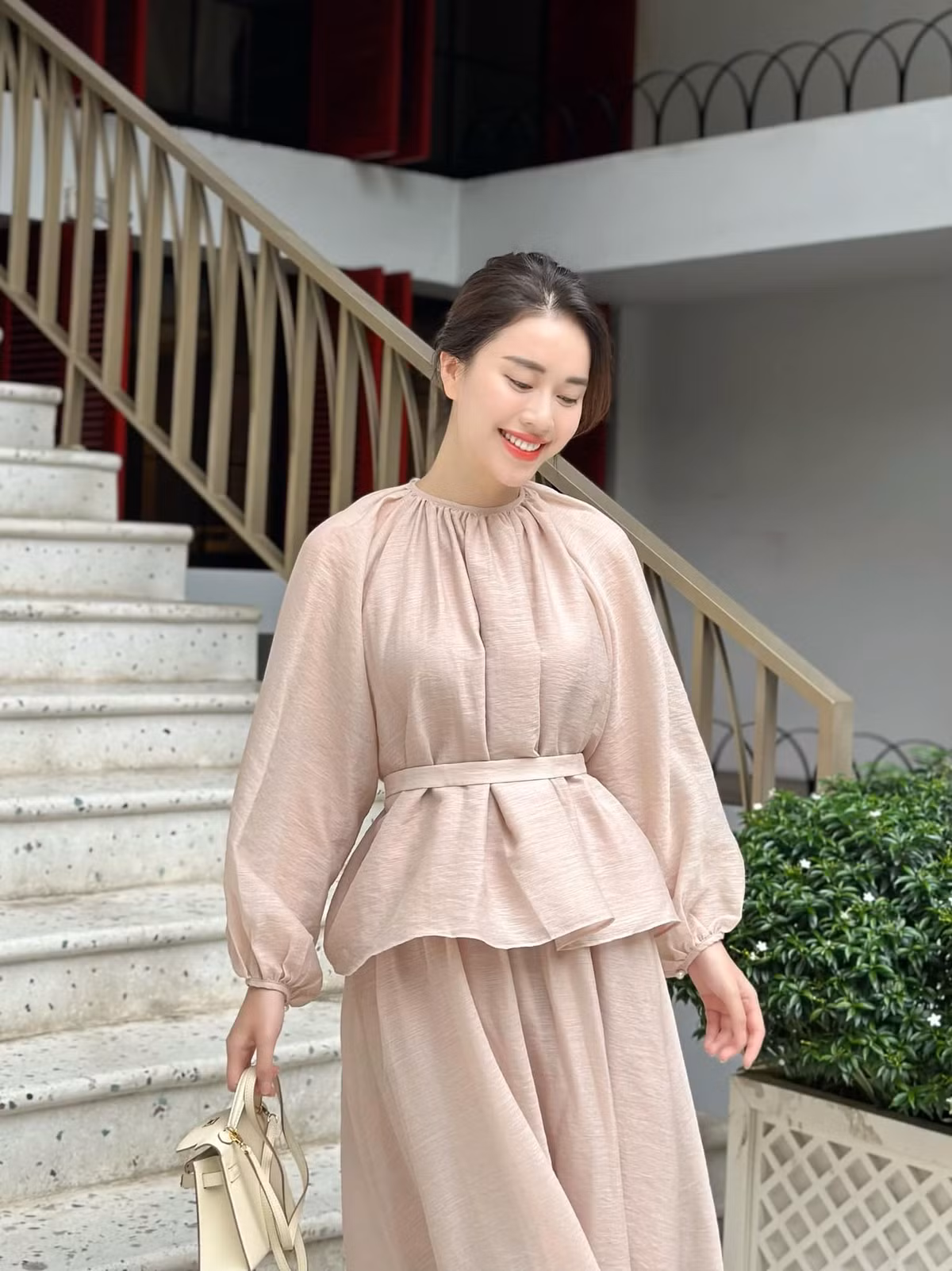 Kể cả khi đang mang thai, Mai Phương vẫn tự tin diện những trang phục khác nhau, không hề lộ dáng bầu.