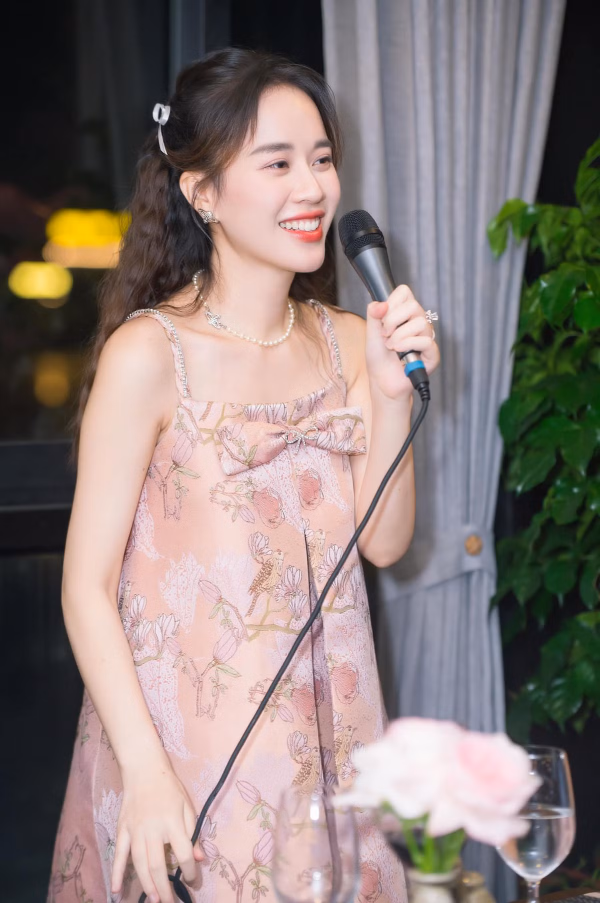 Theo chia sẻ của Mai Phương, ông xã của cô bao hẳn một tầng trong nhà hàng ở trung tâm Hà Nội cho bữa tiệc này.
