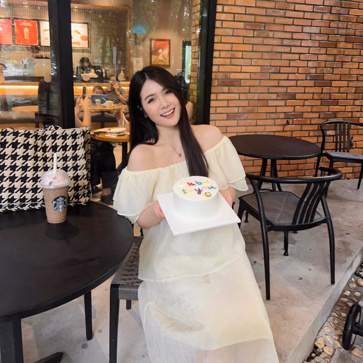 Nhiều người nhận xét sau khi làm mẹ, "hot girl khai giảng" ngày nào có thêm nét trưởng thành, mặn mà, quyến rũ hơn.