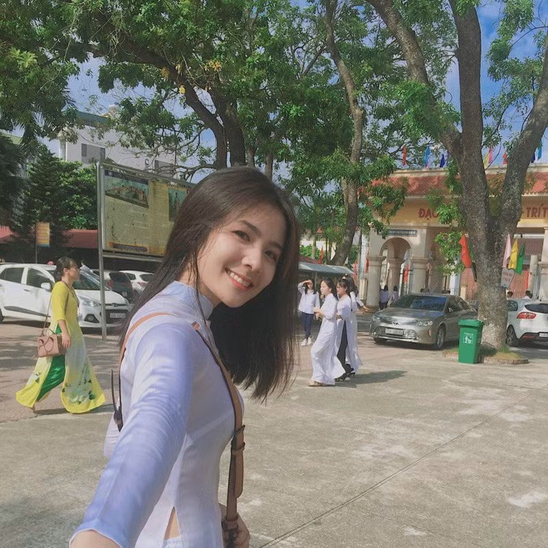 Dương Thu Giang (THPT Lý Thái Tổ, Bắc Ninh) từng được nhiều cư dân mạng khen ngợi với nét đẹp dịu dàng trong tài áo dài trắng ngày khai giảng, từ đó mà hot girl này được biết đến nhiều hơn.