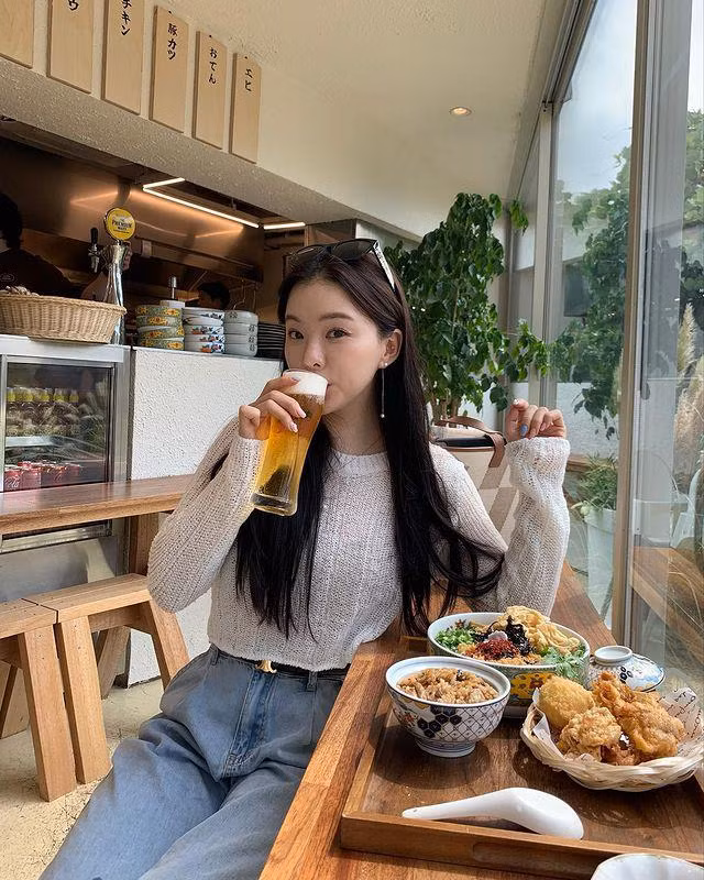 Tài khoản Instagram và YouTube của cô đều thu hút gần 1 triệu lượt đăng ký.