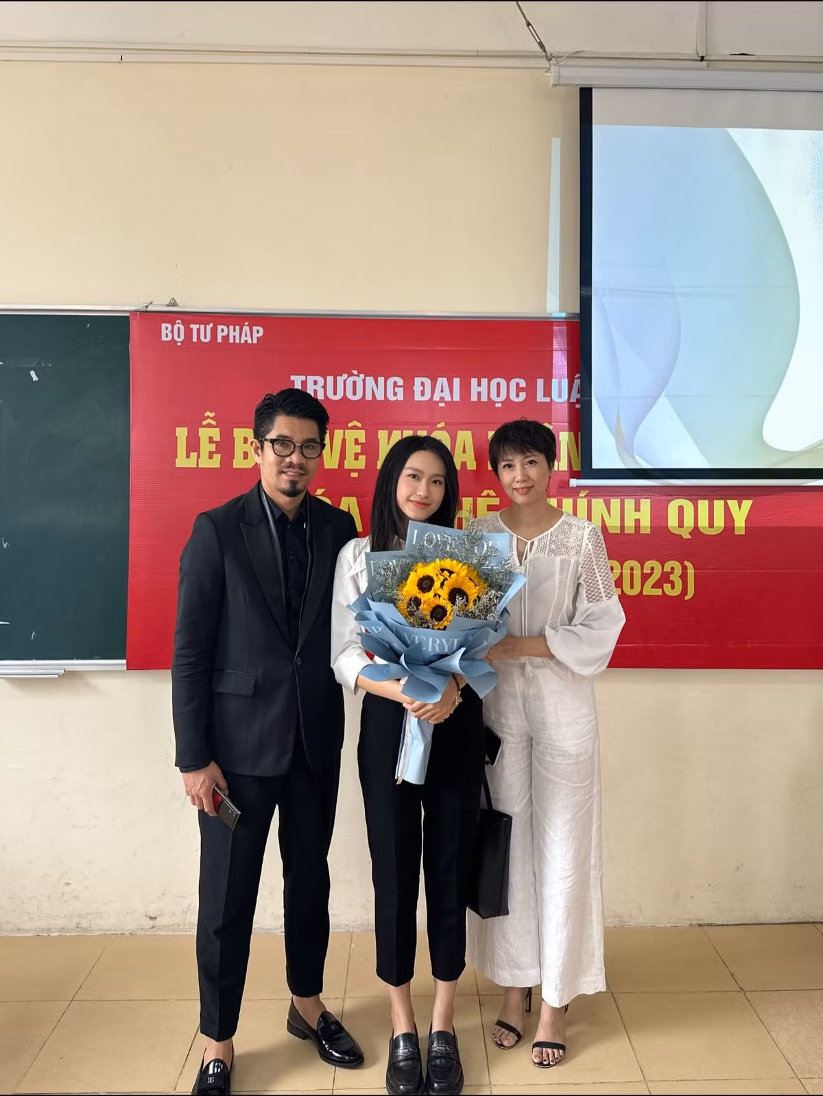 Vợ sắp cưới Đoàn Văn Hậu cũng mới tốt nghiệp Đại học Luật Hà Nội cách đây không lâu.