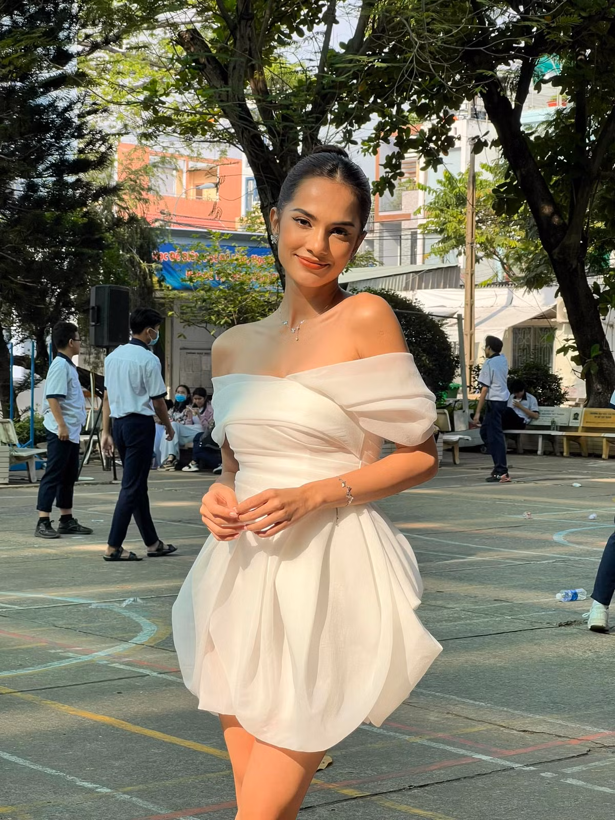Mỹ nhân 23 tuổi cũng để lộ một vài khuyết điểm như quầng thâm ở mắt, môi nhợt nhạt và gương mặt kém sắc sảo so với lúc trang điểm.