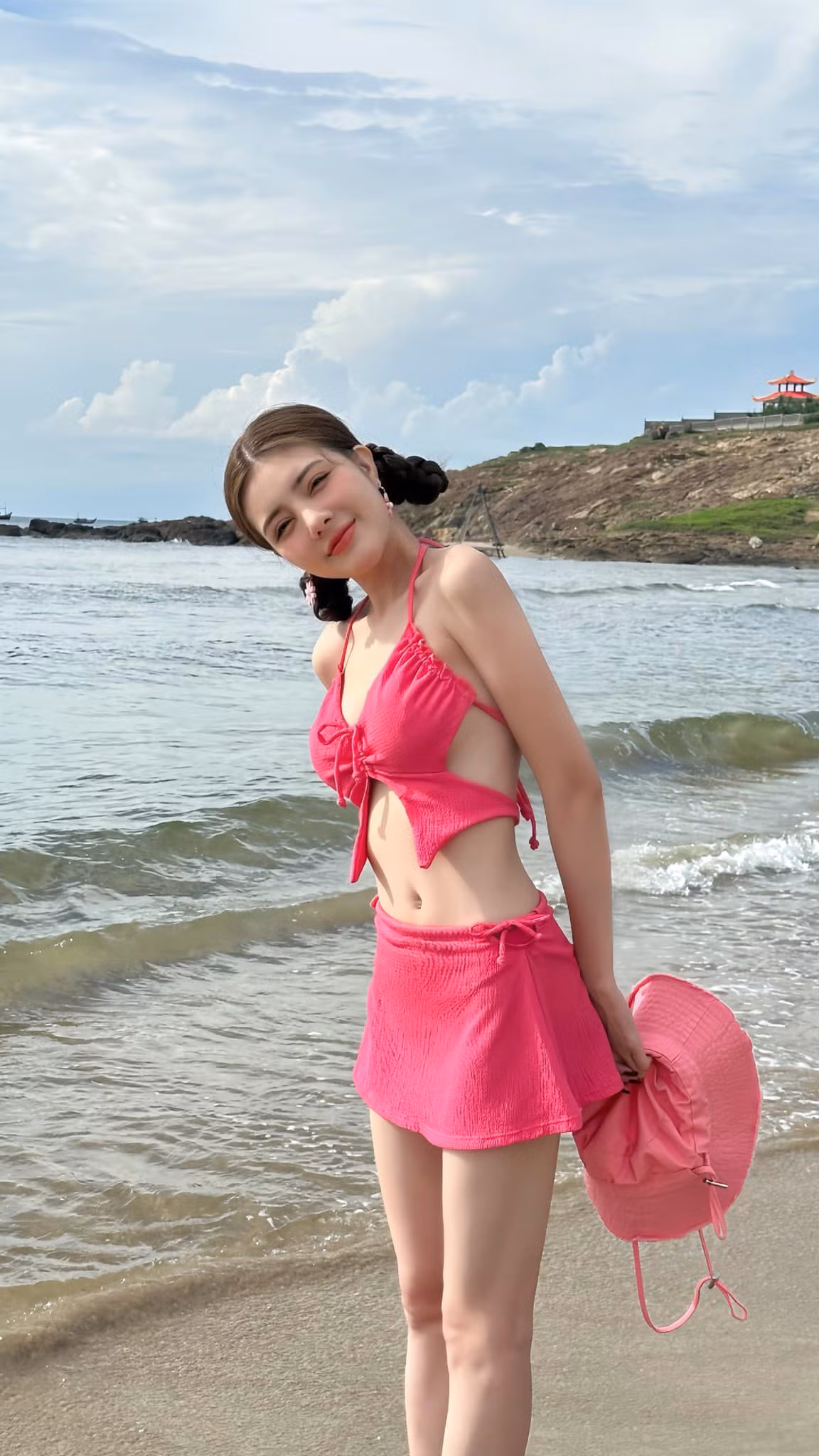 Hot girl cũng không ngần ngại thừa nhận đã đụng chạm dao kéo để có ngoại hình hoàn hảo nhất.